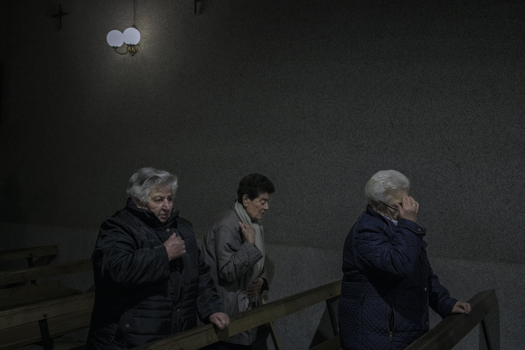 (ES) Varias feligresas rezan durante la celebración de una misa en la iglesia de San Bartolomeu de Baldriz, Cualedro (Ourense). La crisis de fe provoca dificultades para relevar a los párrocos más veteranos, que se ven obligados a recorrer las parroquias hasta edades muy avanzadas. Cuando los curas rurales se jubilan o mueren, algunas iglesias cierran y se quedan sin atender. Esta situación provoca que los fieles pierden el templo al que acudir y tienen que desplazarse muchos kilómetros si quieren asistir a una iglesia.

(EN) Several parishioners pray during the celebration of a mass in the church of San Bartolomeu de Baldriz, Cualedro (Ourense). The crisis of faith causes difficulties in relieving the older parish priests, who are forced to travel through the parishes until very old age. When rural priests retire or die, some churches close and are left unattended. This situation causes the faithful to lose the temple to go to and have to travel many kilometers if they want to attend a church.