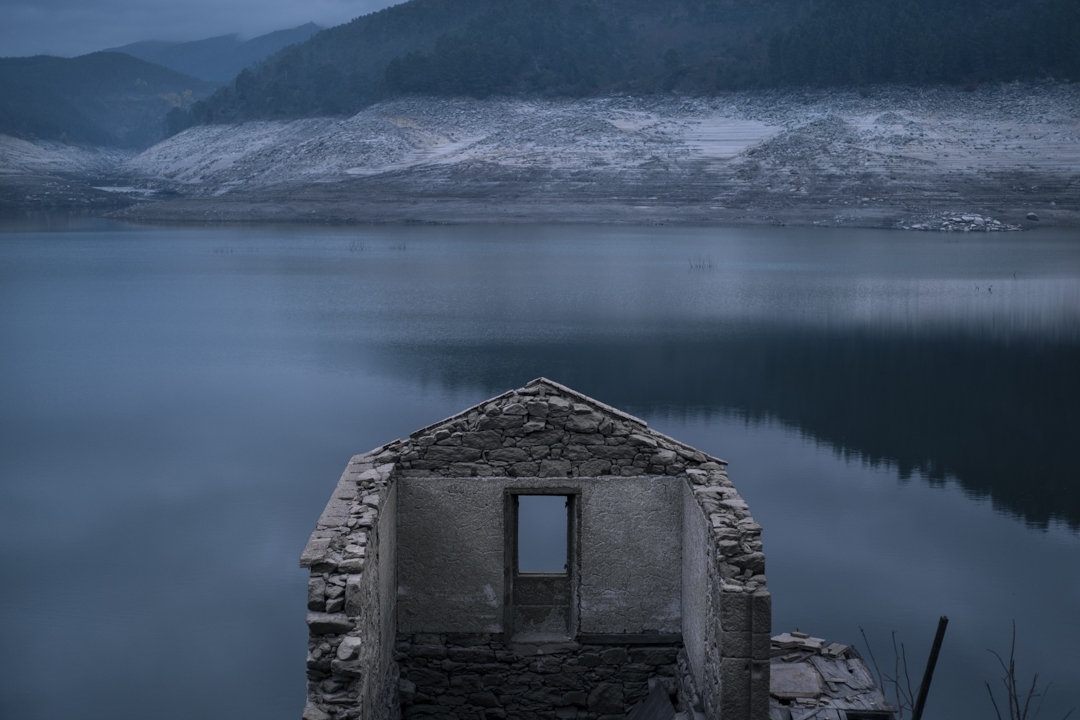 ES) Vista de una vivienda del antiguo pueblo de Aceredo, en Lobios (Ourense) que quedó sepultado en la década de los noventa por las aguas del embalse de Lindoso y que volvió a emerger por el vaciado del embalse y la sequía. El proyecto de construcción del embalse nació de un acuerdo entre las dictaduras de Franco y Salazar y se ejecutó décadas después (1992), borró del mapa las casas de cuatro aldeas.El dictador Franco maltrató con persistencia las zonas rurales. Propició un gran éxodo e hizo insalvables los desequilibrios entre el campo y la ciudad. Su fiebre por construir pantanos que servían para abastecer de agua y electricidad a las grandes ciudades acabó con un sistema de vida. Familias como las de Aceredo se vieron obligadas a abandonar sus casas forzosamente y dejar sus negocios.

(EN) View of a house in the old village of Aceredo, in Lobios (Ourense) that was buried in the nineties by the waters of the Lindoso reservoir and that re-emerged due to the emptying of the reservoir and the drought. The reservoir construction project was born of an agreement between the Franco and Salazar dictatorships and was executed decades later (1992), wiped off the map the houses of four villages. The dictator Franco persistently mistreated the rural areas. He encouraged a great exodus and made the imbalances between the countryside and the city insurmountable. His fever to build reservoirs that served to supply water and electricity to the big cities put an end to a way of life. Families like those of Aceredo were forced to abandon their homes and leave their businesses.