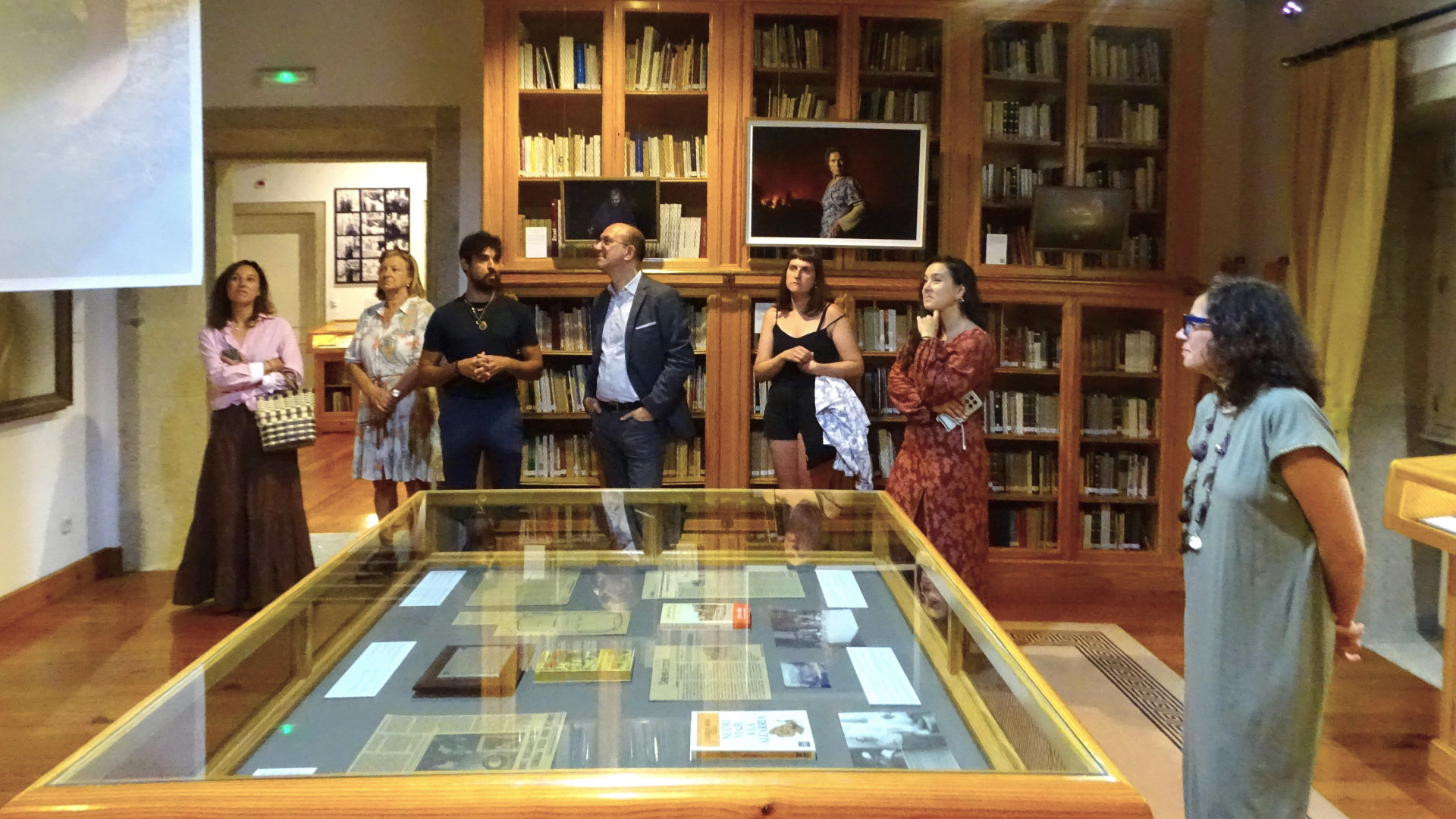 Inauguración da exposición Habitar o baleiro no Museo Camilo José Cela. Brais Lorenzo (terceiro pola esquerda), Anxo Lorenzo (no centro), Cláudia Morán (segunda pola dereita) e Covadonga Rodríguez (dereita).