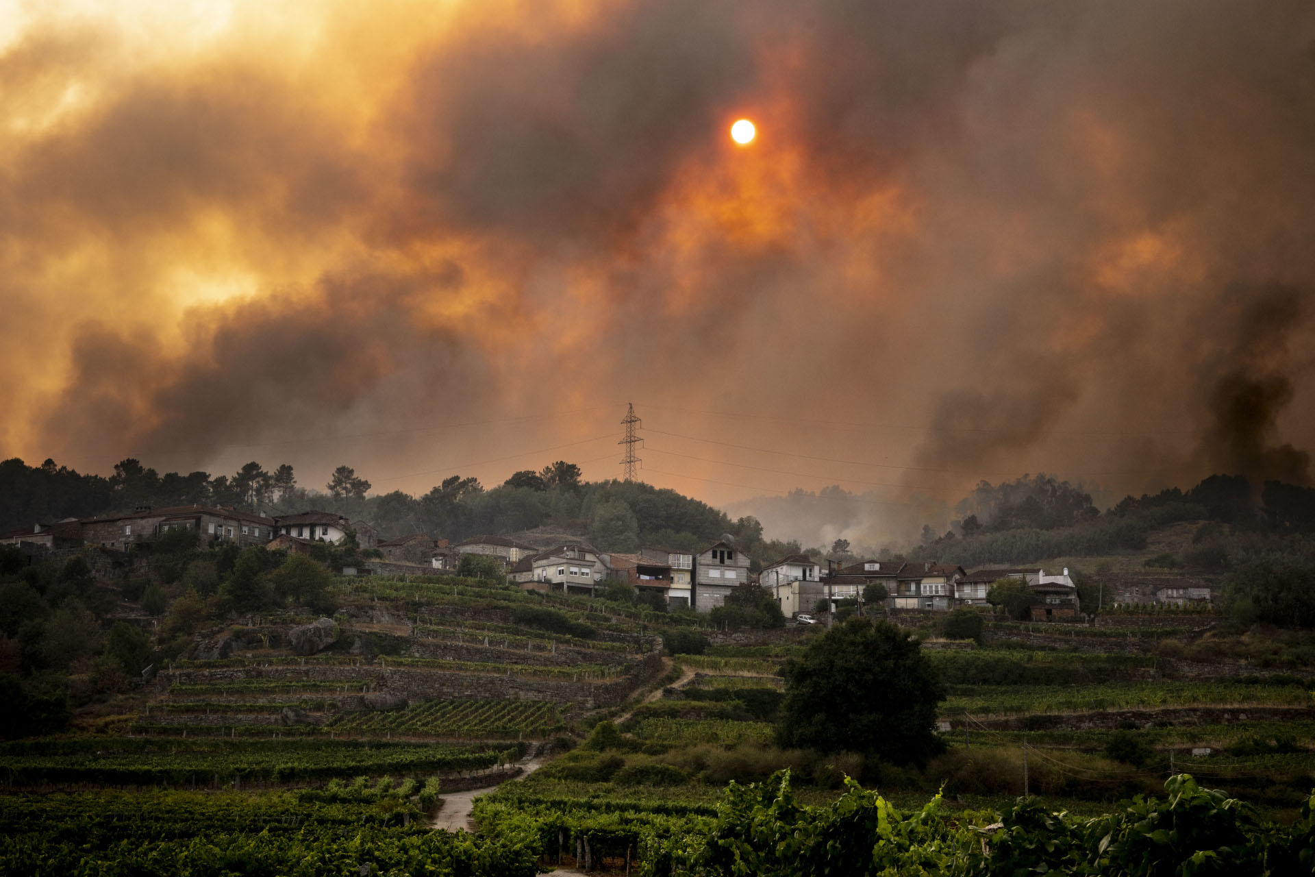 Vista da localidade de Beade (O Ribeiro) durante o incendio do 16 de agosto de 2025. (Foto: Brais Lorenzo)