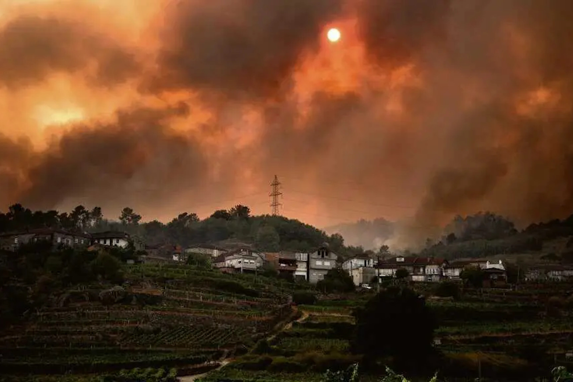 Vista da localidade de Beade (O Ribeiro) durante o incendio do 16 de agosto de 2025. (Foto: Brais Lorenzo)