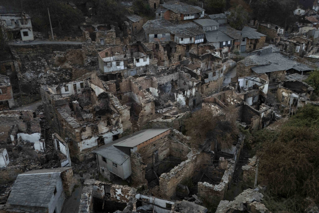 Vista aérea de San Vicente, un dos lugares máis afectados polo que está considerado o peor incendio da historia de Galicia. - Brais Lorenzo