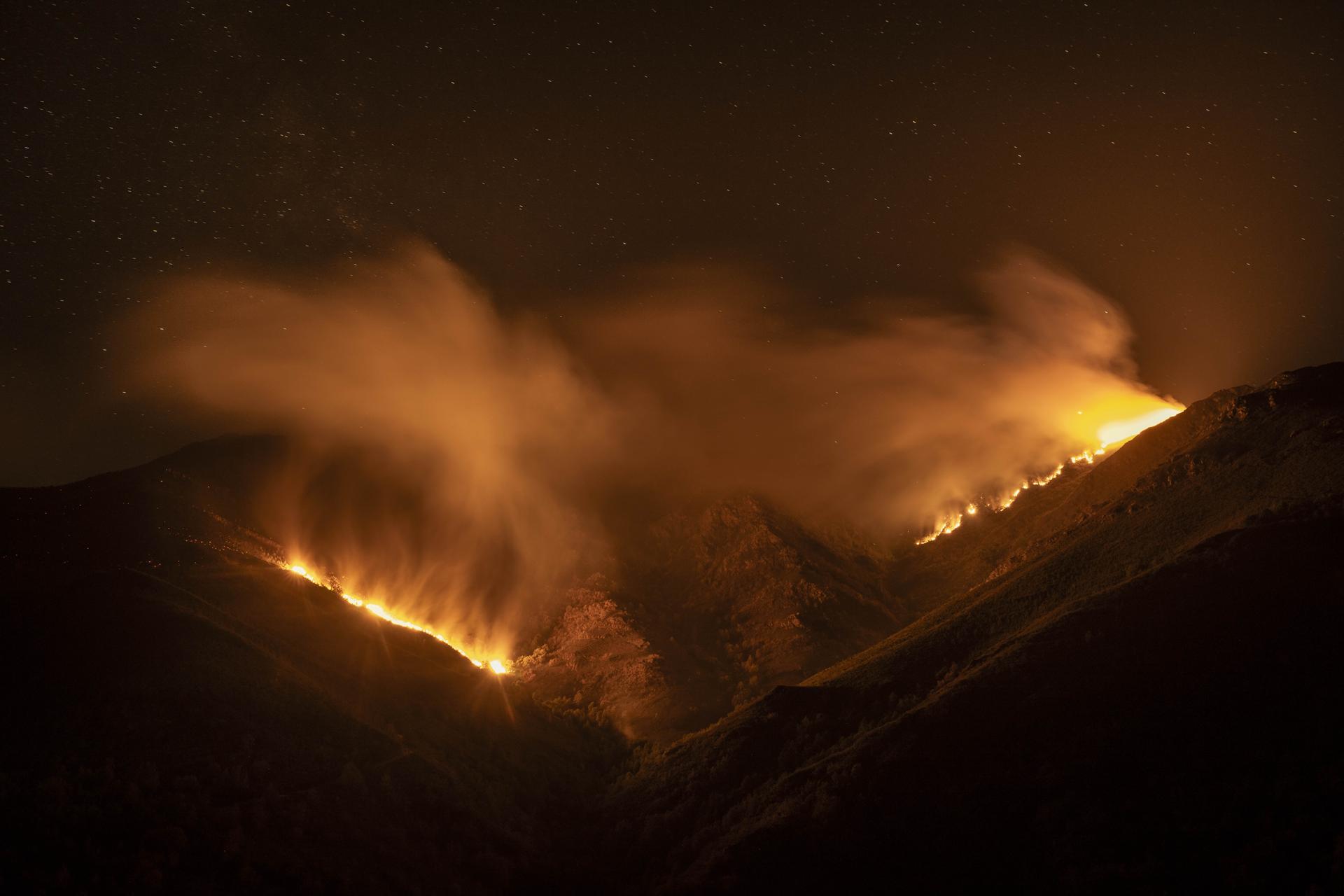 Vista nocturna do incendio forestal máis grave da historia de Galicia, na Serra do Courel, o 19 de agosto de 2025. – Brais Lorenzo