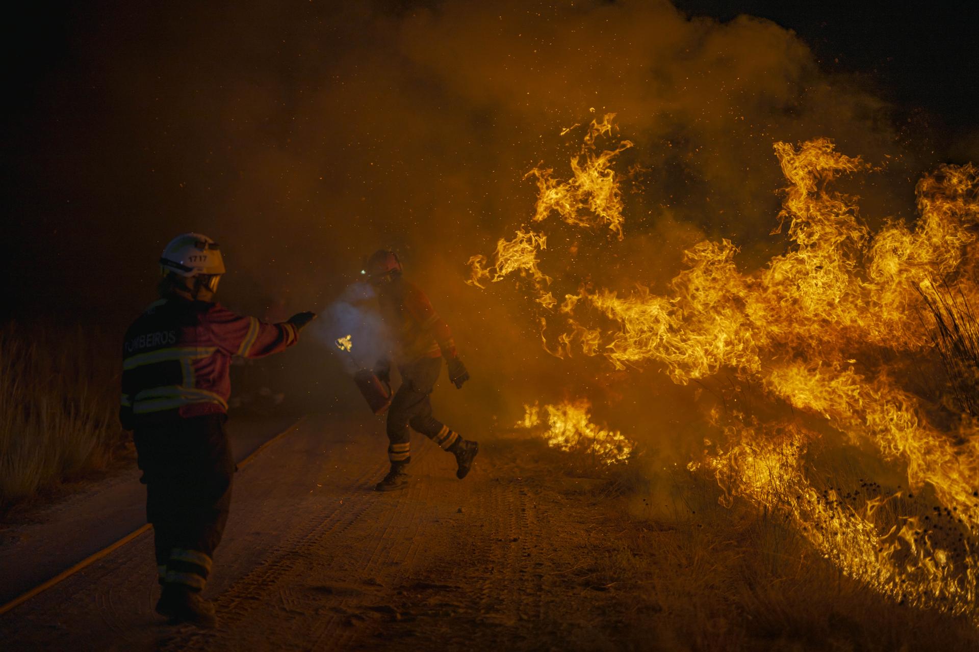 Bombeiros portugueses tentan extinguir un incendio que comezou en Galicia e cruzou a fronteira cara Portugal. – Brais Lorenzo