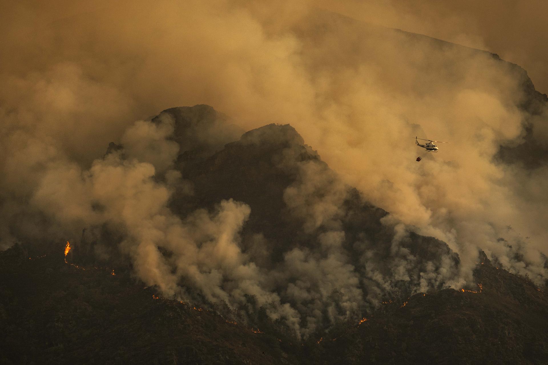 A épica loita contra o lume no teito do territorio galego, en Pena Trevinca, o 23 de agosto de 2025. - Brais Lorenzo