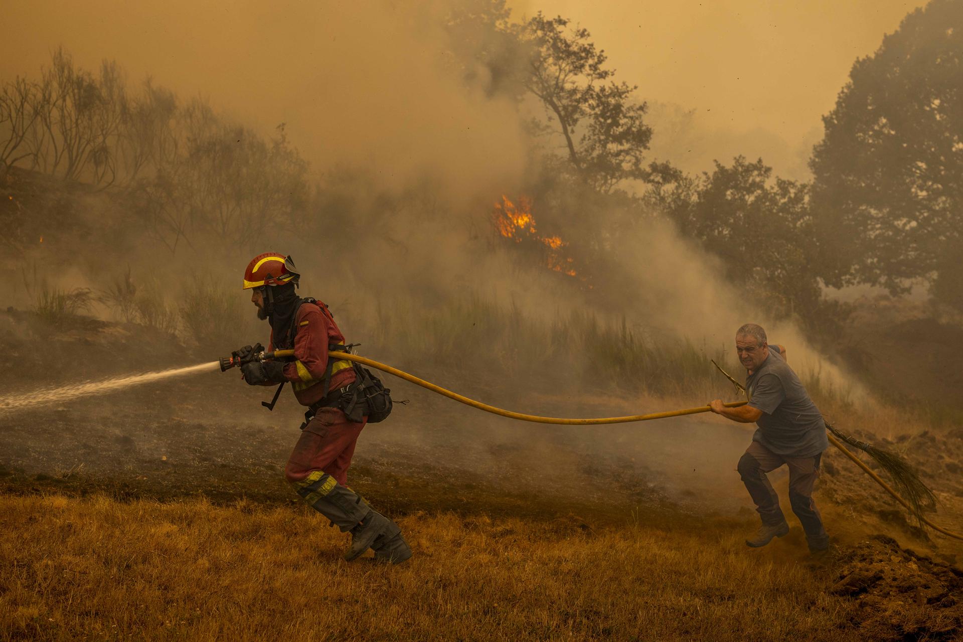 Un efectivo da UME e un veciño combaten o lume en Chandrexa de Queixa, Galicia. – Brais Lorenzo