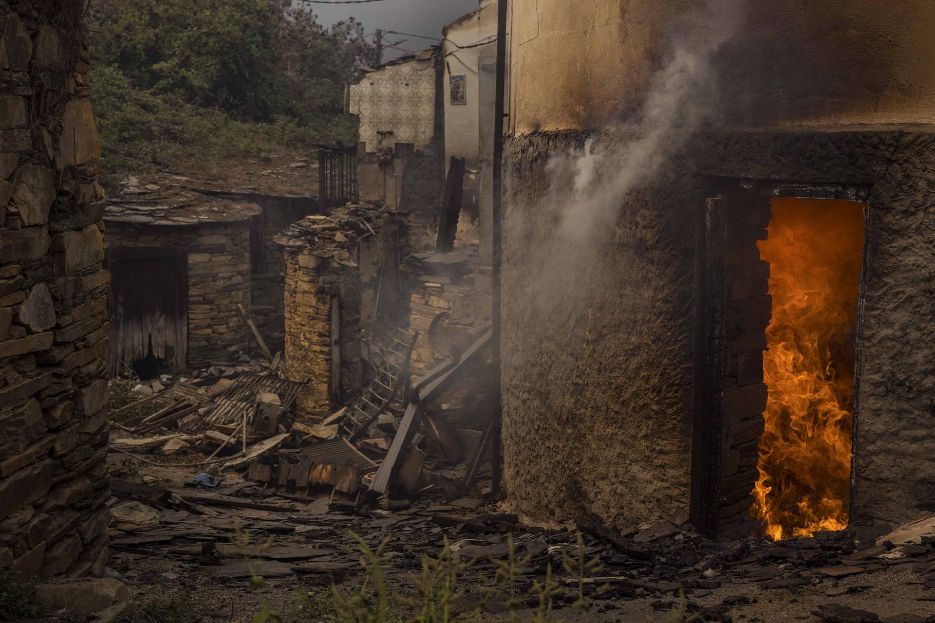 O interior dunha vivenda arde na aldea de San Vicente de Leira, Galicia. – Brais Lorenzo