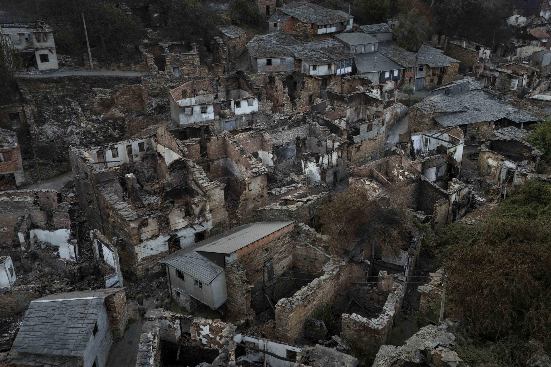 Vista aérea de San Vicente, un dos lugares máis afectados polo que está considerado o peor incendio da historia de Galicia. – Brais Lorenzo
