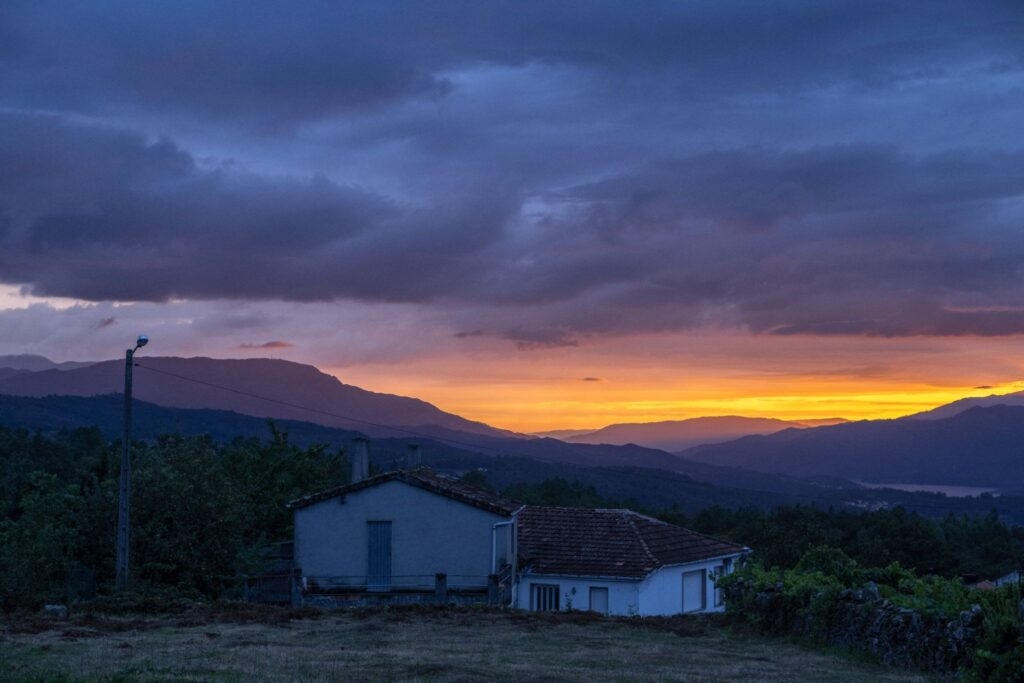 El cielo gallego se oscurecerá momentáneamente antes del atardecer. - Brais Lorenzo