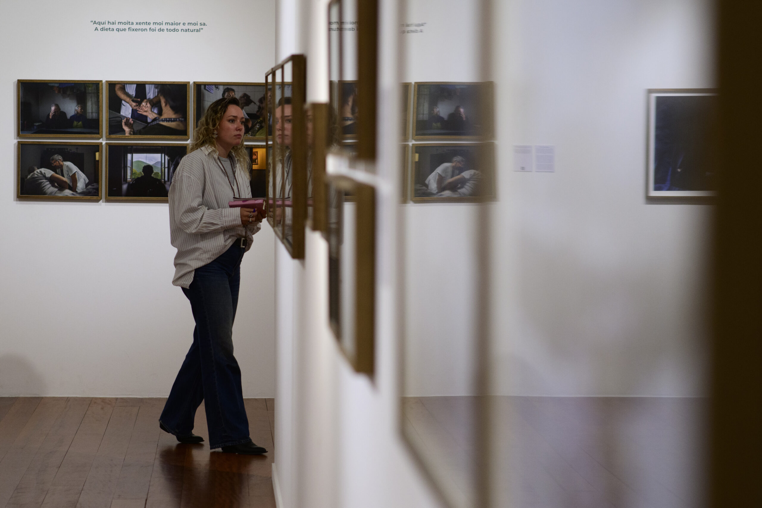 'Habitar o baleiro' inaugura a súa mostra fotográfica no Café Moderno Afundación de Pontevedra, onde estará ata o 10 de xaneiro | Foto: Miguel Riopa