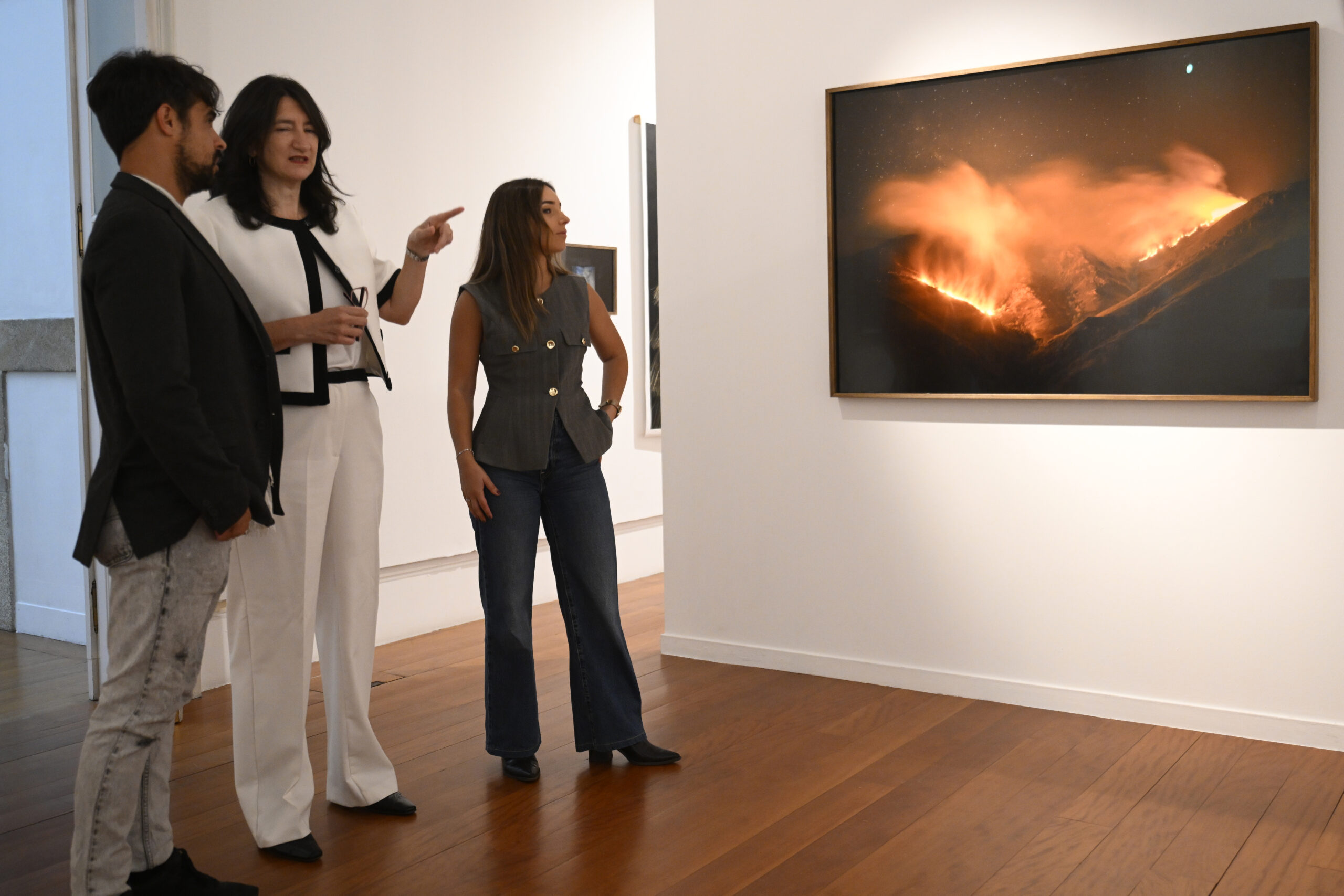 Durante a xornada inaugural, o fotógrafo Brais Lorenzo e a xornalista Alba Moledo fixeron de cicerones das persoas asistentes | Foto: Miguel Riopa
