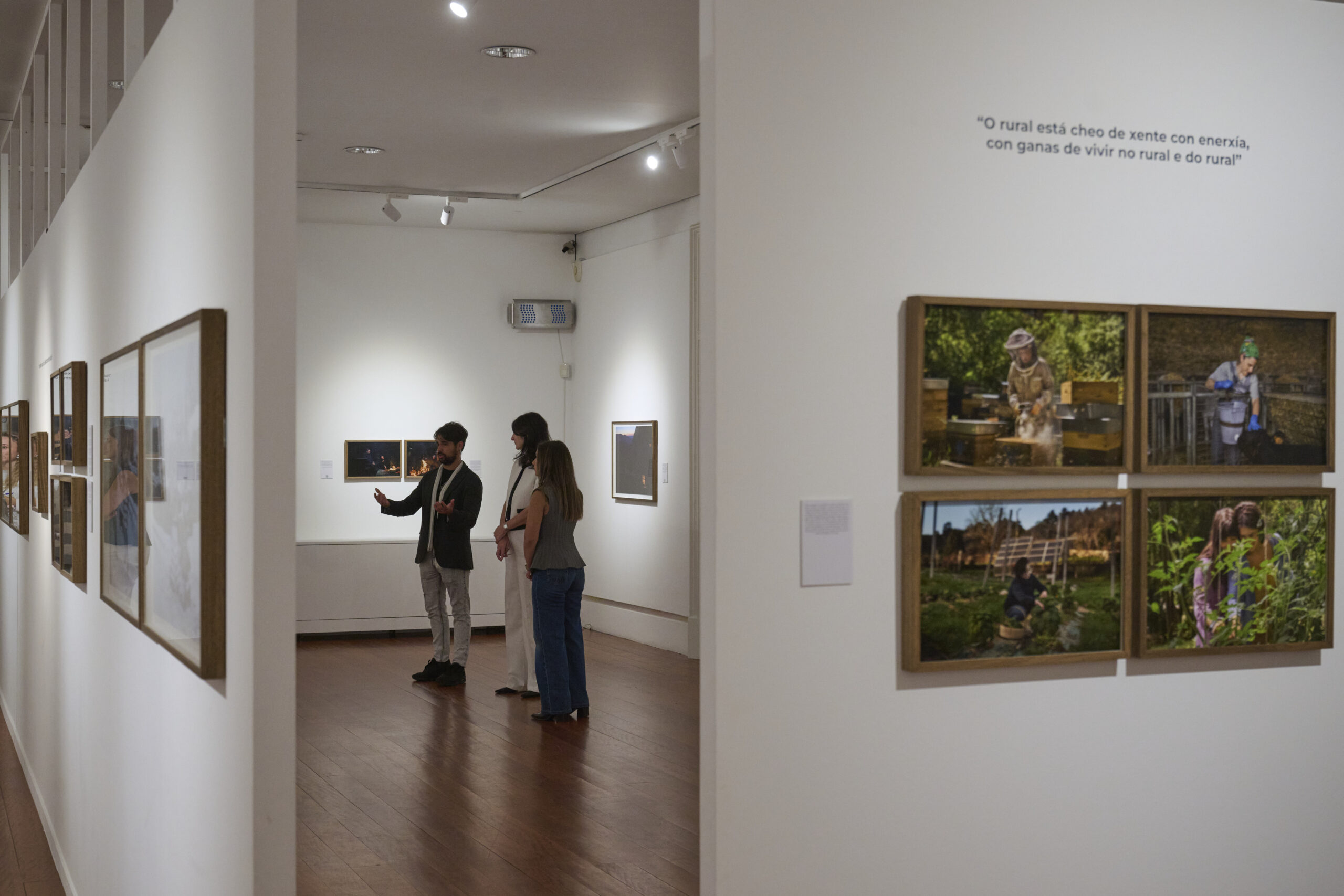 'Habitar o baleiro' inaugura a súa mostra fotográfica no Café Moderno Afundación de Pontevedra, onde estará ata o 10 de xaneiro | Foto: Miguel Riopa