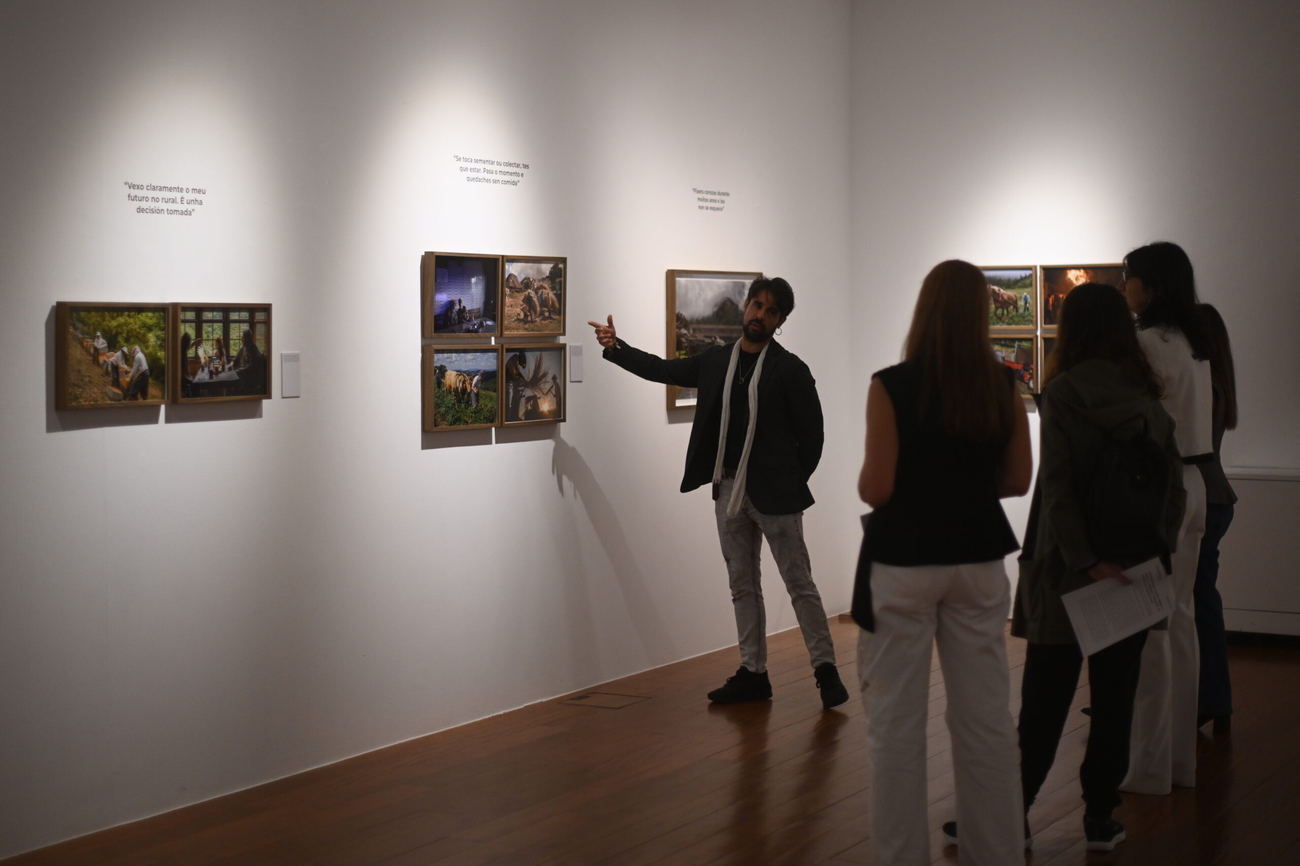 Brais Lorenzo nun intre da prensentación da mostra no Café Moderno Afundación de Pontevedra | Foto: Miguel Riopa