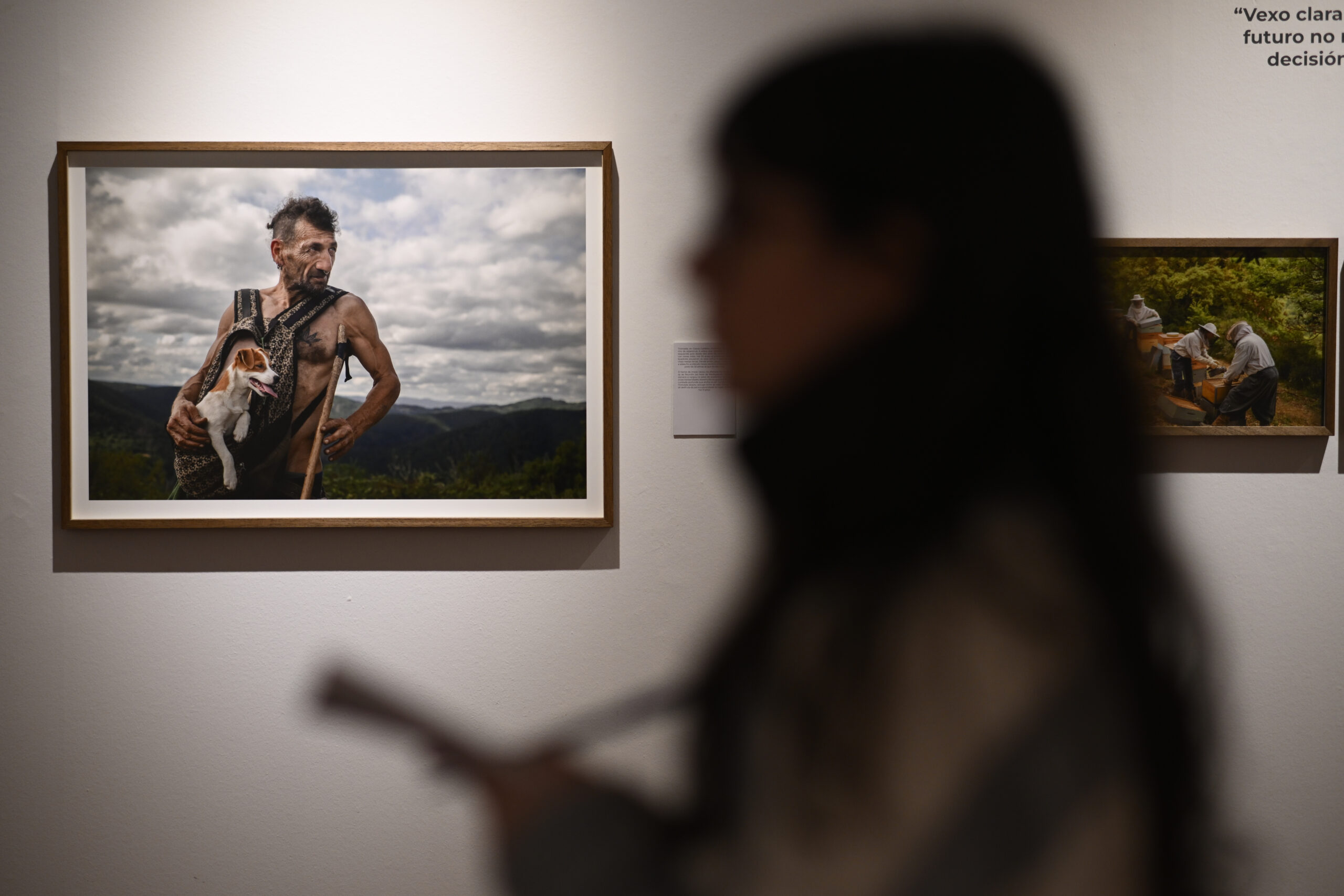 A mostra recolle o traballo de máis dunha década de Brais Lorenzo, con textos dos xornalistas Cláudia Morán, Manolo Broa, Alba Moledo, Sergio Pascual, Alba R. Saavedra e Lucía Abarrategui  | Foto: Miguel Riopa